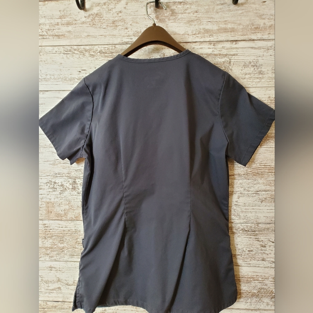 Butter-Soft Criss-Cross V-Neck Scrub Top Pewter Gray M - Picture 2 of 5